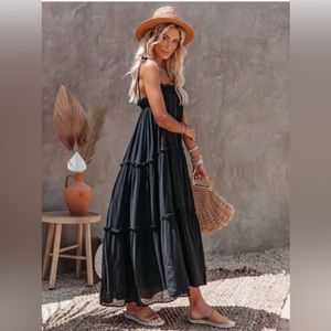 VICI - CATCH THE SUN
TIERED MIDI DRESS
Black